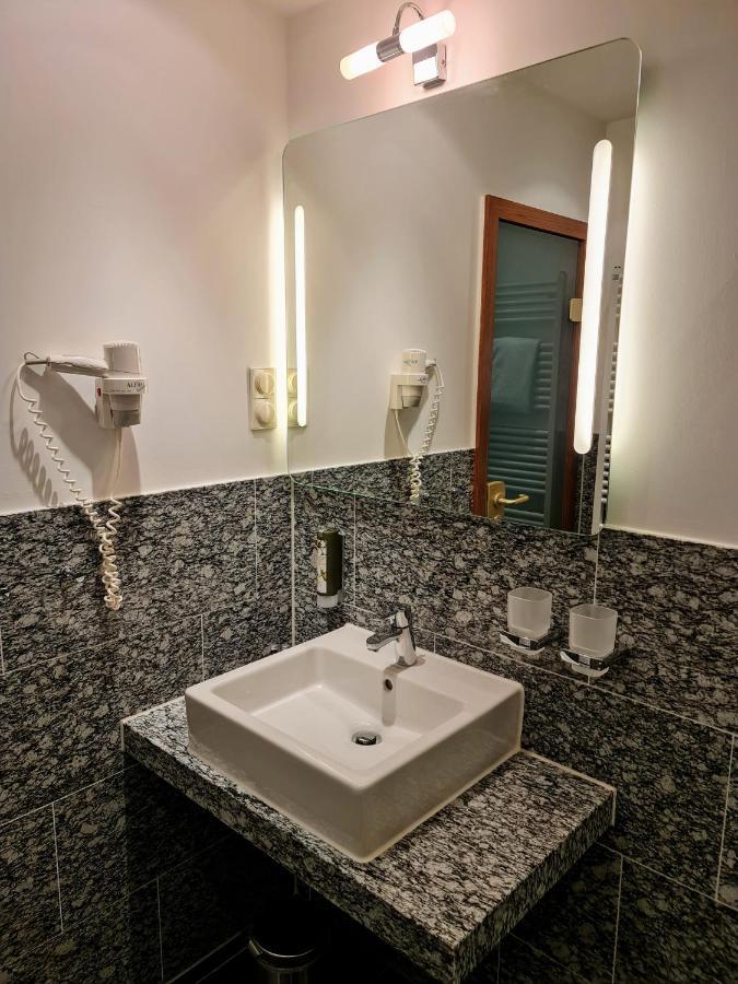 Hotel Restaurant Felix Bensheim Extérieur photo